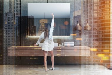 Beton duvarlar, ahşap zemin ve üstündeki yatay ayna ile ahşap tezgah üzerinde duran beyaz köşe lavabo banyo iç kadında. Çift tonlu görüntü pozlaması