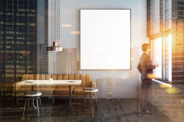 Modern restoran hafif gri ve tuğla duvarlar, ahşap zemin, yuvarlak sandalye ve kahverengi kanepe ile dikdörtgen masa ile ayakta iş adamı. Dikey poster Toned görüntü çift pozlama sahte