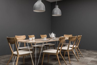 Gri duvarlar ve uzun ahşap masa sandalye ve yukarıda asılı iki tavan lambaları ile yemek odası iç. Yan görünümü. 3D render