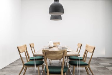 Beyaz duvarları ve uzun ahşap masa sandalye ve yukarıda asılı iki tavan lambaları ile yemek odası iç. Önden görünüm. 3D render