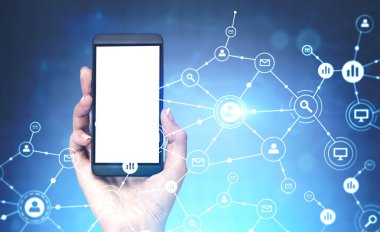 Kadın el Smartphone sahte ekranı ile insanlar ağ arabirimi ile koyu mavi arka plan üzerinde tutarak. Tonlu görüntü