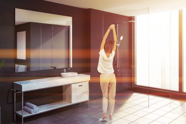 Gri duvarlar, modern banyo iç kadında döşeli kat, beyaz lavabo ahşap tezgah ve duş çatı penceresi yakınındaki tutuyoruz. Tonlu görüntü