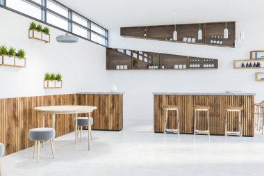 Beyaz ve ahşap duvarlar, modern bar iç yuvarlak ahşap masa, küçük gri sandalyeler ve tabureler olan ahşap çubuk. Şişe raflarda. 3D render