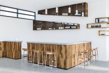 Köşe bar ile beyaz duvarlar, zemin, ahşap bar ve dışkı satırlarının gri. Şişe raflarda. 3D render