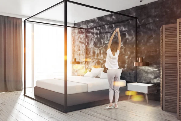 Vrouw Hoek Van Moderne Slaapkamer Met Ruwe Zwarte Muren Betonnen — Stockfoto