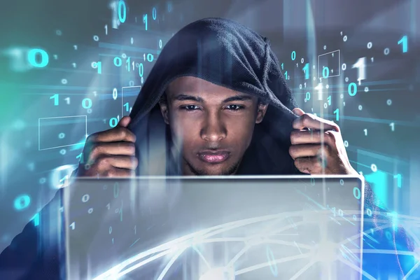 非洲裔美国黑客在连帽衫看他的笔记本电脑屏幕 二进制数字双曝光 色调图像 — 图库照片