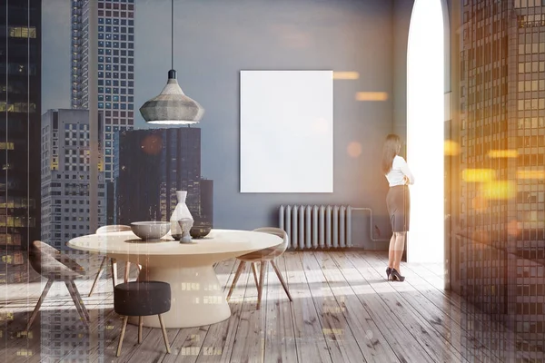 Mujer Interior Del Comedor Moderno Con Paredes Grises Suelo Madera —  Fotos de Stock