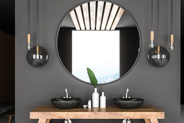 双浴室水槽站在木台面上 上面挂着一个大圆镜子 在灰色的墙上 — 图库照片
