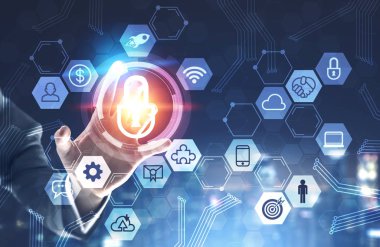 İşadamı üzerinden dijital güvenlik sürükleyici arabirimini kullanarak el ile dolaşma şehir arka plan bulanık. Çift tonlu görüntü pozlaması