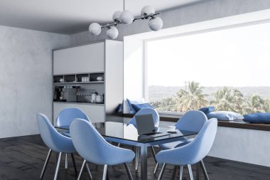 Modern yemek odası beyaz duvarlar, ahşap zemin, tropik manzaralı panoramik pencerelere ve mavi sandalye ile siyah tablo ile köşesinde. Köşedeki dolapta. 3D render