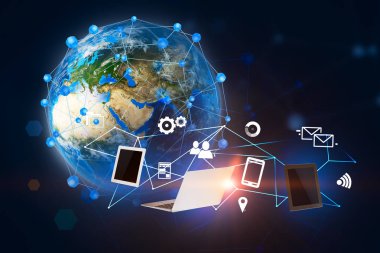 Ağ hologram ve bilgisayar simgeler ve koyu mavi arka plan üzerinde gadget'lar etrafında ile dünya gezegeni. 3D render resim çift pozlama Nasa tarafından döşenmiş bu görüntü unsurları tonda