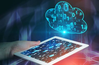 Tablet bilgisayarınızla bulut bilgisayar hologram asılı üstündeki ağ kroki ile koyu mavi arka plan üzerinde tutan adamın elini. Tonlu görüntü