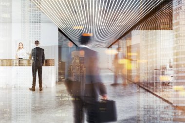 İş adamları, beton zemin, beyaz ve ahşap duvarları, Cam ofis kapı ve mermer resepsiyon masası ile modern ofis lobisinde. Tonlu görüntü çift pozlama bulanık