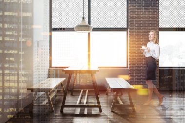 Kadın rustik restoranında hafif gri ve tuğla duvarlar, ahşap zemin, masif ahşap masa ve banklar. Çift tonlu görüntü pozlaması