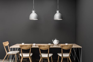 Gri duvarlar ve uzun ahşap masa sandalye ve yukarıda asılı iki tavan lambaları ile yemek odası iç. 3D render