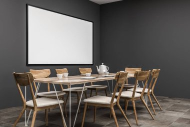 Gri duvarlar ve uzun ahşap masa sandalye ve yukarıda asılı iki tavan lambaları ile yemek odası iç. Yan görünümü. Poster çerçevesi 3d render kadar yatay sahte