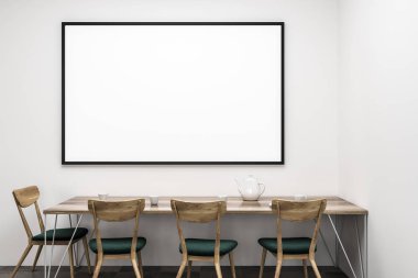 Beyaz duvarları ve uzun ahşap masa sandalye ve yukarıda asılı iki tavan lambaları ile yemek odası iç. Poster çerçevesi 3d render kadar yatay sahte