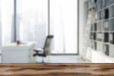 Müdür ofis ile çatı penceresi, beyaz masa dizüstü bilgisayar ve bir kitaplık klasörlerle yan görünüm. 3d render bulanık