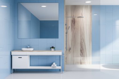 Mavi duvar, beyaz zemin, cam ve ahşap duş ve büyük kare ayna asılı üstündeki ile beyaz ve ahşap tezgah üzerinde duran beyaz lavabo banyo iç. 3D render