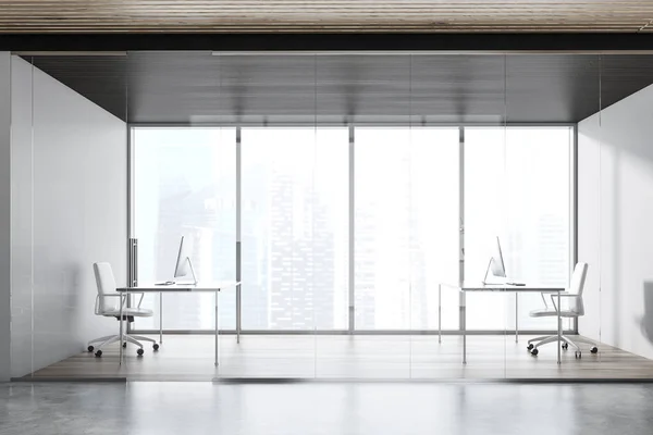 Manager Office Interieur Mit Panoramafenstern Holzboden Glastüren Und Zwei Computertischen — Stockfoto