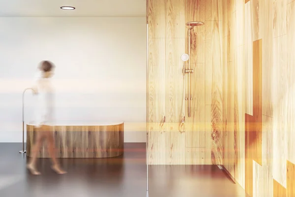 Mujer Caminando Baño Moderno Con Paredes Blancas Madera Suelo Gris —  Fotos de Stock