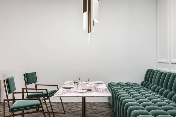 Boční Pohled Moderní Restaurace Bílými Stěnami Dřevěné Podlahy Dlouhou Zelenou — Stock fotografie