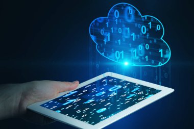 Tablet bilgisayarınızla bulut bilgisayar hologram asılı üzerindeki koyu mavi arka plan üzerinde tutan adamın elini. Tonlu görüntü