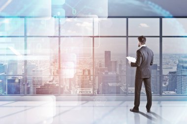 İşadamı belgelerle panoramik ofiste gezegen hologram ve sürükleyici dijital arabirimi üzerinde duruyor. Çift tonlu görüntü pozlaması