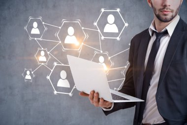 Tanınmayan sakallı işadamı laptop ayakta yakınındaki insanlar ağ ile beton duvar ile kroki üzerinde.