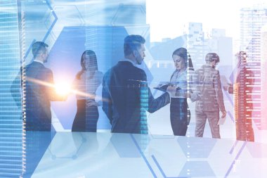 İş ekip üyeleri birlikte altıgen desen ön plan ile cityscape arka plan üzerinde ayakta çalışma. Çift tonlu görüntü pozlaması