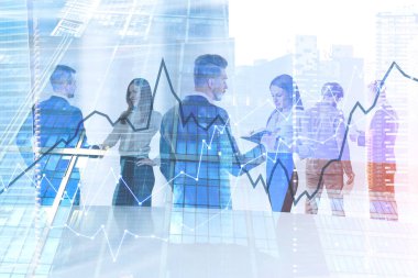 İş insanlar konuşmak ve birlikte cityscape arka planda grafikleriyle üzerinde ayakta çalışma. Çift tonlu görüntü pozlaması