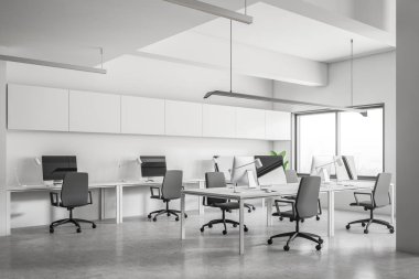 Açık alan ofis iç beyaz duvarlar, beton zemin, Bilgisayar masaları masaüstü ve küçük bir pencere ile iki satır ile. 3D render