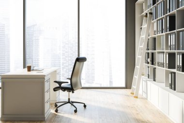 Panoramik pencere yöneticisi office iç Gri duvarlar, ahşap zemin, dizüstü bilgisayar ve kitaplık klasörlerle beyaz tablo. 3D render