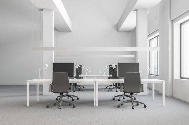 Endüstriyel stil office halı zemin ve onlara yakın duran gri sandalye ile bilgisayar tabloları satırları üzerinde beyaz duvarlı önden görünümü. 3D render