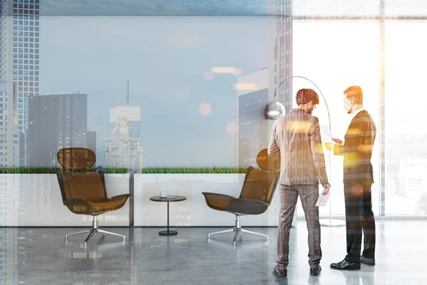 비즈니스 사람들이 사무실에서 이야기 콘크리트 파노라마 안락과 라운드 테이블 라운지 — 스톡 사진