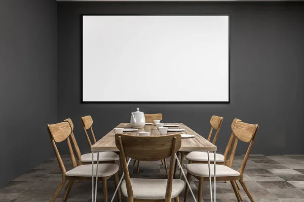 现代餐厅的内部 灰色的墙壁 瓷砖地板 长木桌与白色的椅子站在它周围和水平模拟海报框架 — 图库照片
