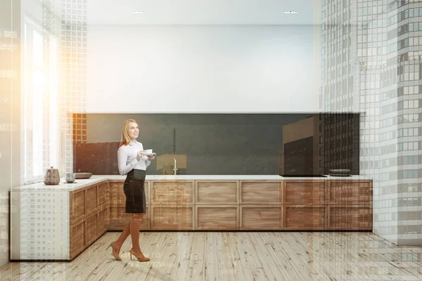 Mulher Interior Cozinha Moderna Com Paredes Brancas Cinzentas Piso Madeira — Fotografia de Stock