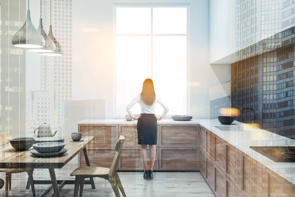 Mujer Cocina Con Paredes Blancas Grises Suelo Madera Encimeras Madera —  Fotos de Stock