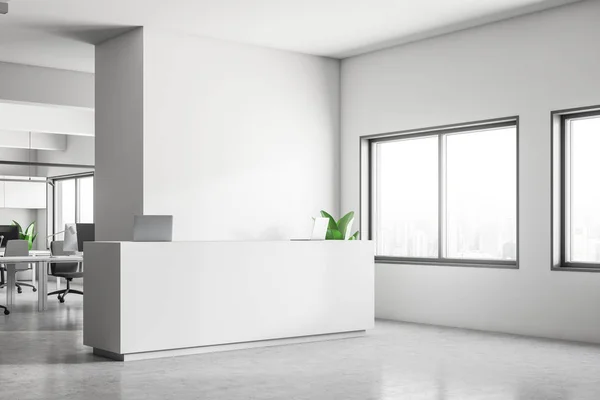 Açık Alan Office Bilgisayar Masaları Beyaz Duvarlar Beton Zemin Satırlarla — Stok fotoğraf