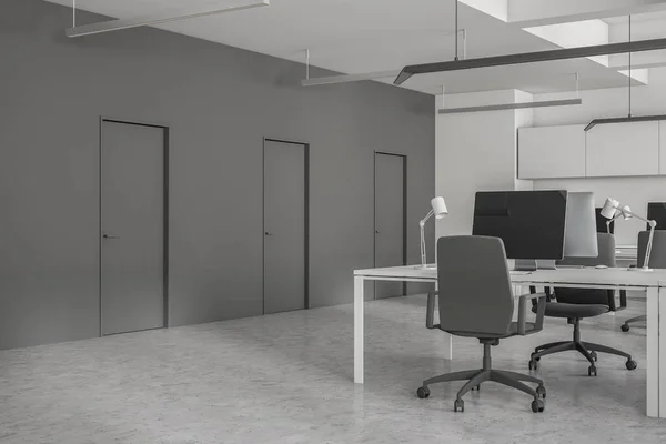 Açık Alan Office Beyaz Duvarlar Beton Zemin Onları Üstünde Desktops — Stok fotoğraf