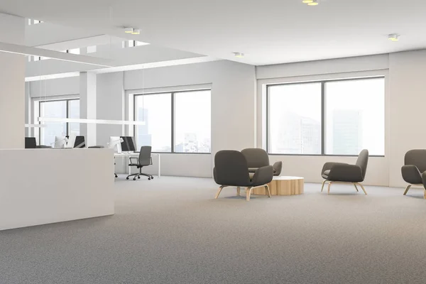 侧景的办公室等候区与白色的墙壁 地毯在地板上 圆形咖啡桌与灰色扶手椅附近和开放的办公在后台 — 图库照片