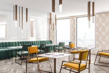 Bej renkli geometrik desen duvarlar, ahşap zemin, yeşil kanepe ile modern restoran ve yeşil ve sarı sandalyeleri tablolar ayakta köşesinde. 3D render