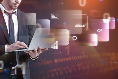 Tanınmayan işadamı ile laptop ayakta iş infographics arabirimi ve ön planda kod satırlarının koyu arka plan üzerinde. Çift tonlu görüntü pozlaması