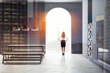 Kadın iç Gri duvarlar, ahşap zemin ile modern yemek odası penceresi, banklar ve şömine ile ahşap masa kemerli. Çift tonlu görüntü pozlaması