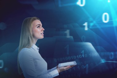 Yan görünüm üzerinde koyu mavi arka plan dijital arabirimi ile tablet bilgisayar ayakta tutan genç iş kadını esin kaynağı oldu. Tonlu görüntü