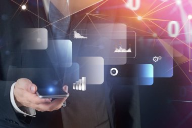 Tanınmayan işadamı Smartphone ekran ayakta, mavi kırmızı arka plan üzerinde infographics arabirimi ve kod ön hatları ile arıyorum. Çift tonlu görüntü pozlaması