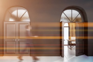 Office lobi siyah duvarlar, beyaz zemin ve iki büyük kapı. Bir kapı aç ve gösteren ahşap duvar oda masa ve sandalye olduğunu. Yürüyen adam. Tonlu görüntü bulanık