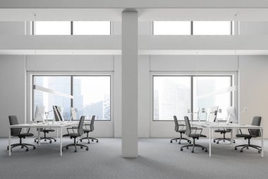 Endüstriyel stil office halı zemin ve onlara yakın duran gri sandalye ile bilgisayar tabloları satırları üzerinde beyaz duvarlı yan görünüm. 3D render
