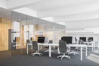 Açık alan office beyaz duvarlar, zemin halı, bilgisayar tabloları satırları ve kapalı kapılar ahşap duvar sırasının yan görünüm. 3D render