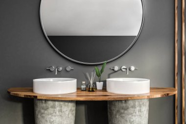 Beyaz yuvarlak çift lavabo duran Gri duvarlar ve büyük yuvarlak ayna banyo iç ahşap raf kapatın. 3D render